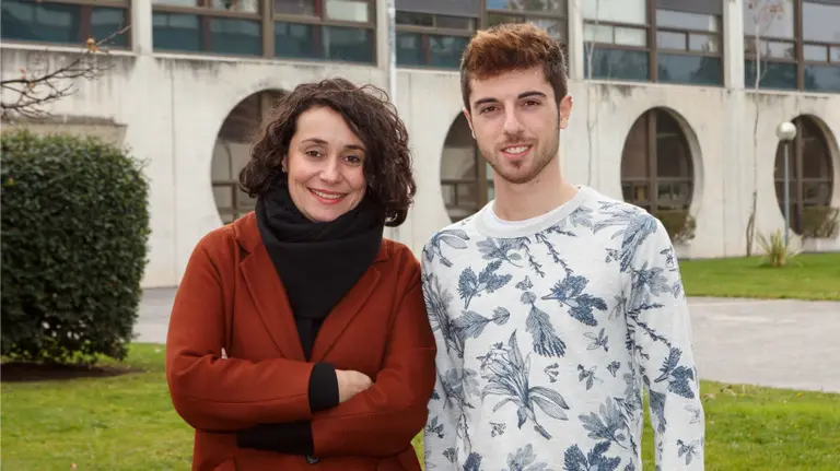 Martín Besné, con la profesora Myriam Ariz.