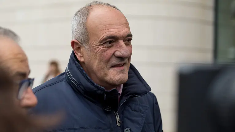 El exmiembro de la junta gestora de Osasuna, Luis Ibero, a la entrada del juzgado para declarar por el caso Koné (7). IÑIGO ALZUGARAY