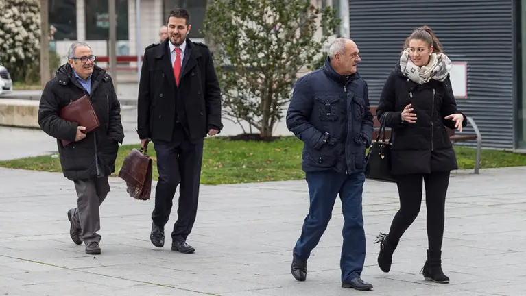 El presidente de Osasuna, Luis Sabalza, y el exmiembro de la junta gestora, Luis Ibero, a la entrada del juzgado para declarar por el caso Koné (3). IÑIGO ALZUGARAY