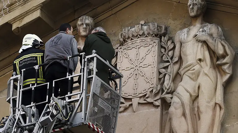 Técnicos de la Institución Cultural Príncipe de Viana inspeccionan la laureada franquista situada en el friso del Palacio de Navarra. EFE/Jesús Diges