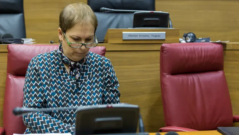 La presidenta Uxue Barkos, en el Parlametno foral. IÑIGO ALZUGARAY