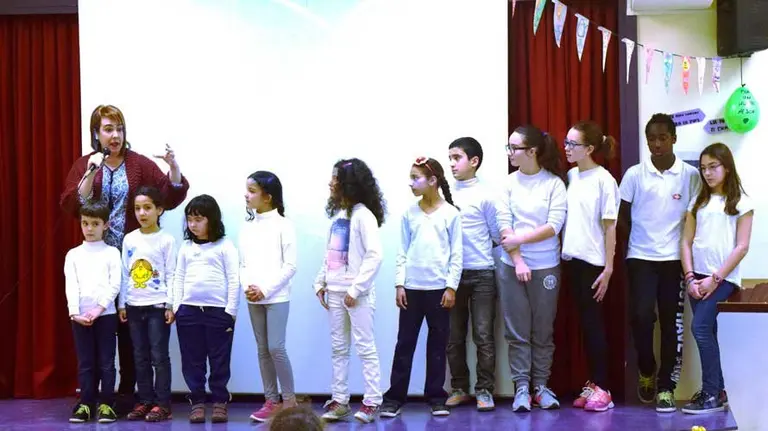 Ainhoa Aznarez visita el colegio de Falces durante el Día de la Paz. PARLAMENTO