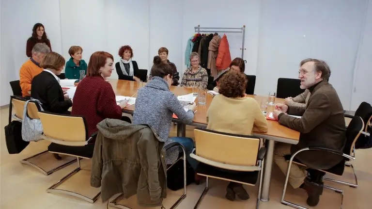 La Comisión de Convivencia y Solidaridad, con representantes de Médicos sin Fronteras.