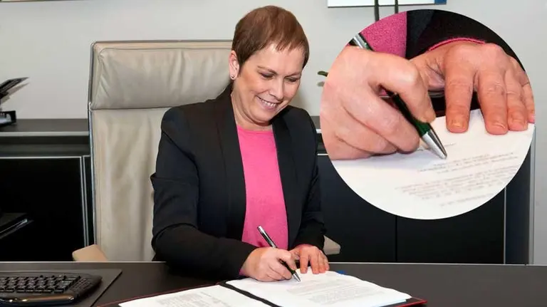 Uxue Barkos firma los presupuestos de Navarra sin la punta del boli.