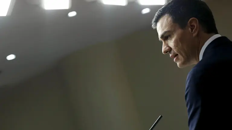 GRA286. MADRID, 22/01/2016.- El secretario general del PSOE, Pedro Sánchez, durante la rueda de prensa en el Congreso, tras su reunión con el Rey dentro de la ronda de consultas previa a la investidura, en la que ha abogado hoy por agotar los plazos y respetar los procedimientos y ha considerado que el presidente en funciones, Mariano Rajoy, debe ser el primero en optar a la investidura, y una vez que "fracase" él propondrá un Gobierno de cambio. EFE/Sergio Barrenechea