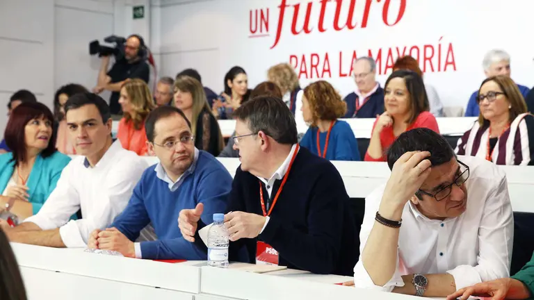 GRA050. MADRID, 30/01/2016.- (De izda a dcha) la presidenta del PSOE, Micaela Navarro; el secretario general, Pedro Sánchez; el secretario de Organización, César Luena; el presidente valenciano y secretario de Reformas Democráticas del partido, Ximo Puig, y el presidente del Congreso y secretario de Acción Política y Ciudadanía, Patxi López, durante la reunión del Comité Federal del PSOE que se celebra en la sede del partido en la calle Ferraz, en Madrid, una cita determinante para ver su margen de negociación para intentar conformar una mayoría de gobierno, en el que se decidirá también la fecha del próximo congreso ordinario del partido. EFE/Paco Campos