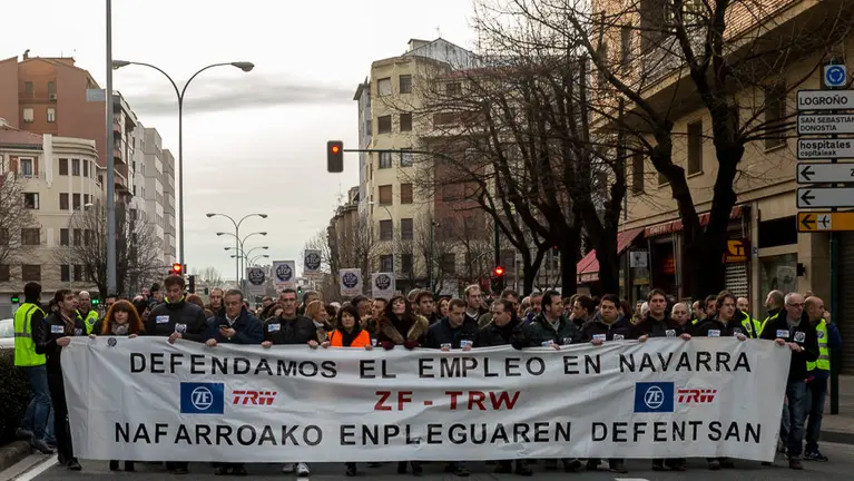 Multitudinaria manifestación en Pamplona en apoyo a las trabajadores de TRW (10). IÑIGO ALZUGARAY