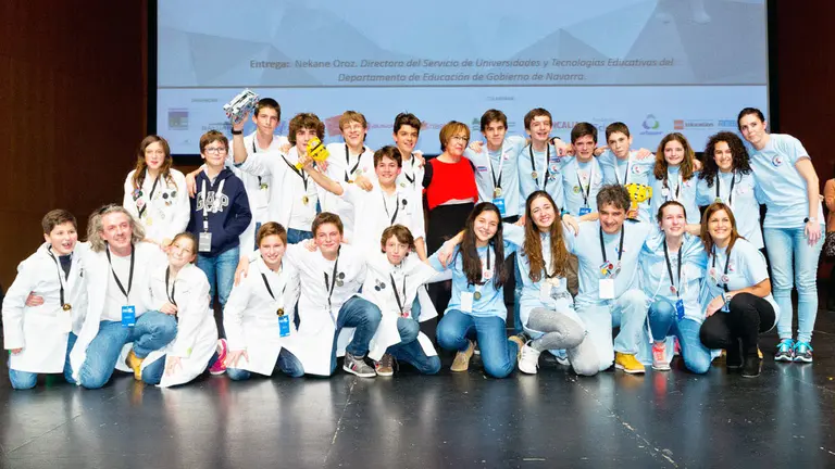 Los integrantes de los equipos ganadores. (torneo First Lego League).