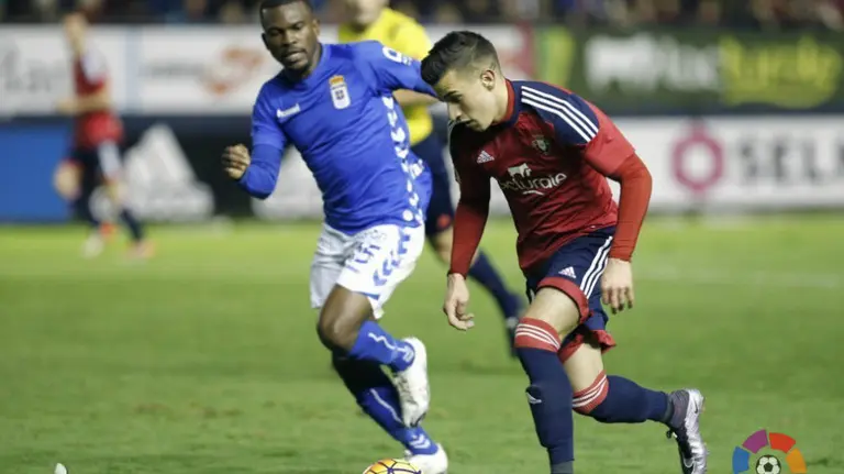 Álex Berenguer en acción ante el Real Oviedo en el Sadar.
