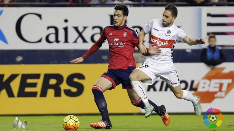Mikel Merino en acción ante el Nastic.