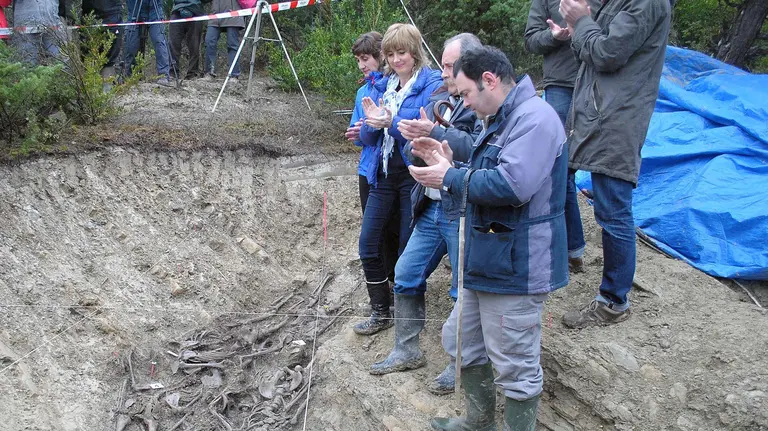 La consejera Ollo y el resto de autoridades aplauden en homenaje a los fusilados en Olave.