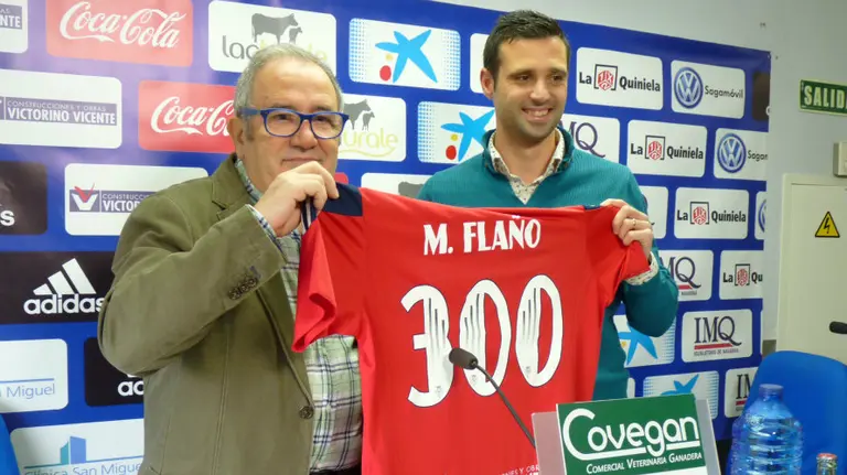 Sabalza y Miguel Flaño sostienen la camiseta rojilla.