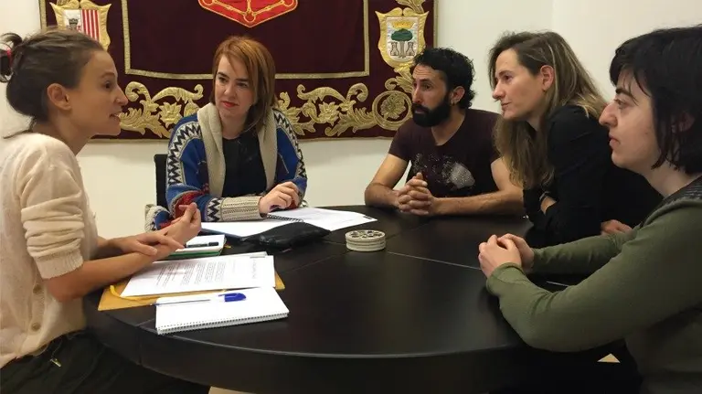 Reunión entre representantes de Acción contra la Trata y la presidenta del Parlamento foral, Ainhoa Aznárez.