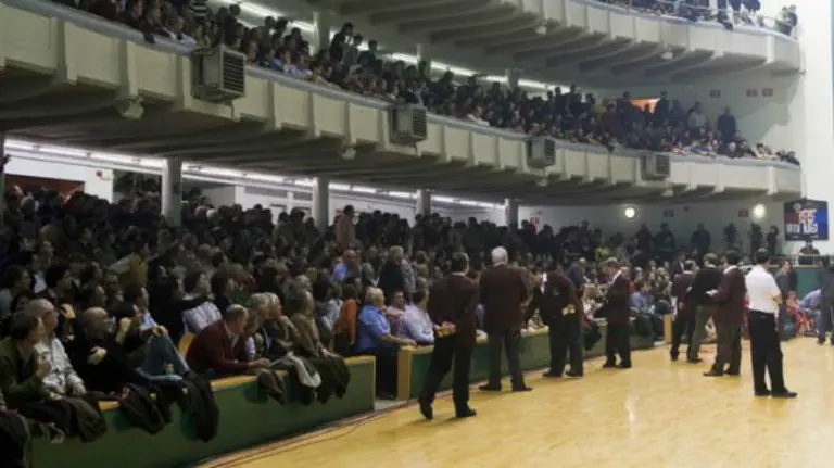 El frontón Labrit abarrotado de público en las butacas y gradas.