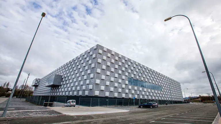 Vista exterior del pabellón multiusos Reyno de Navarra Arena, en Pamplona, durante la visita que han realizado hoy el director gerente del INDJ, Rubén Goñi, y el subdirector de Desarrollo Estratégico, Infraestructuras y Gestión de Recursos, Iosu Janices. EFE/Ivan Aguinaga
