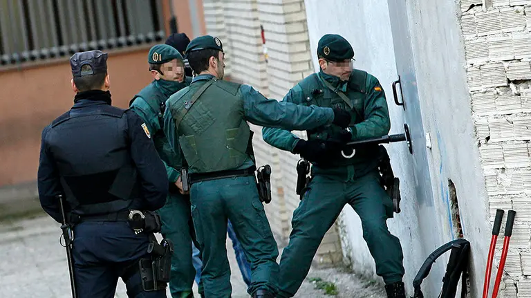 GRA335. PAMPLONA, 01/02/2016.- Agentes de las Fuerzas y Cuerpos de Seguridad del Estado durante el registro efectuado en la sede de la peña Indar Gorri de Osasuna, tras la detención de 18 jóvenes en una operación relacionada con la violencia en el fútbol. EFE/Ivan Aguinaga