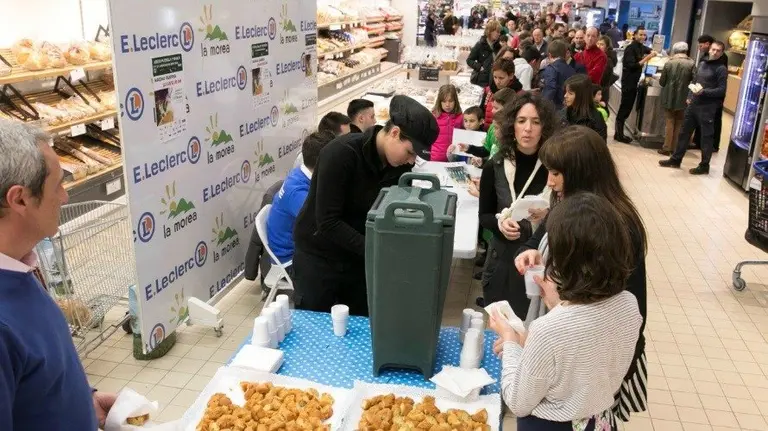 E.LECLERC celebra su tradicional chocolatada por el día de San Blas.