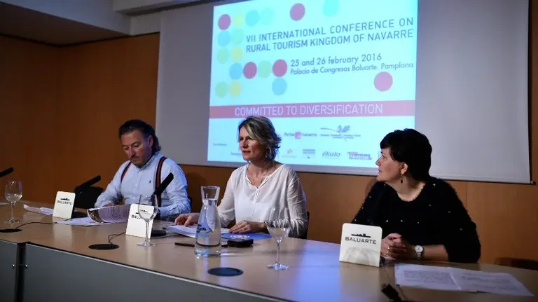 D. Luis Cortés Martínez, director del Congreso Internacional de Turismo Rural, Dña. Maitena Ezkutari, directora General de Turismo y Comercio de Gobierno de Navarra y Dña. Beatriz Duarte, secretaria técnica de la Federación. PABLO LASAOSA.