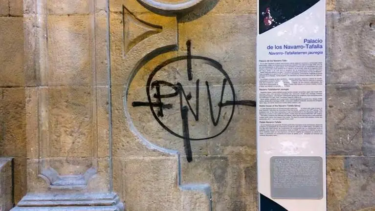 Pintada en la sede de PNV en Pamplona. EP