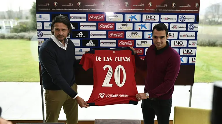 Presentación de Miguel De la Cuevas como nuevo jugador de Osasuna. . PABLO LASAOSA (19)