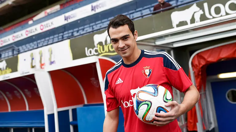 Presentación de Miguel De la Cuevas como nuevo jugador de Osasuna. . PABLO LASAOSA (822)