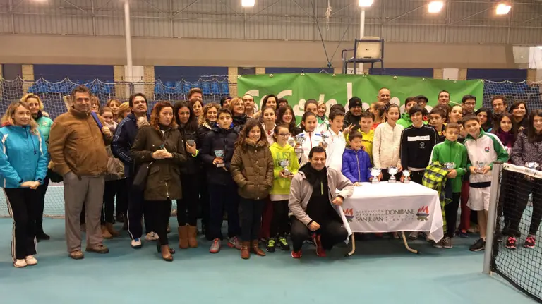 Foto conjunta de participantes y acompañantes en la AD San Juan.