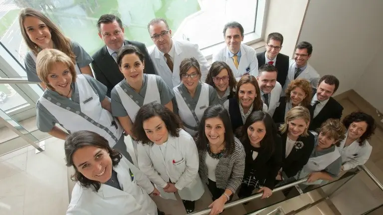 Equipo de la Unidad Central de Ensayos Clínicos. Fila posterior: Joana Reis, Gabriel Canel, Dr. José Ramón Azanza, Dr. José Luis Pérez Gracia, José María Galindo, Dr. Jorge Núñez. Fila del medio: Miren Remón, Leyre Resano, Ana Ojer, Beatriz Urbelz (atrás), Teresa González (delante), José Ignacio González, Susana Butrón, Javier Fernández. Fila de delante: Dra. Miriam Giráldez, Dra. Paula Rodríguez, Verónica Suquía, Beatriz Vera, Ainhoa Guembe, Iosune Goicoechea y Merche Egaña.