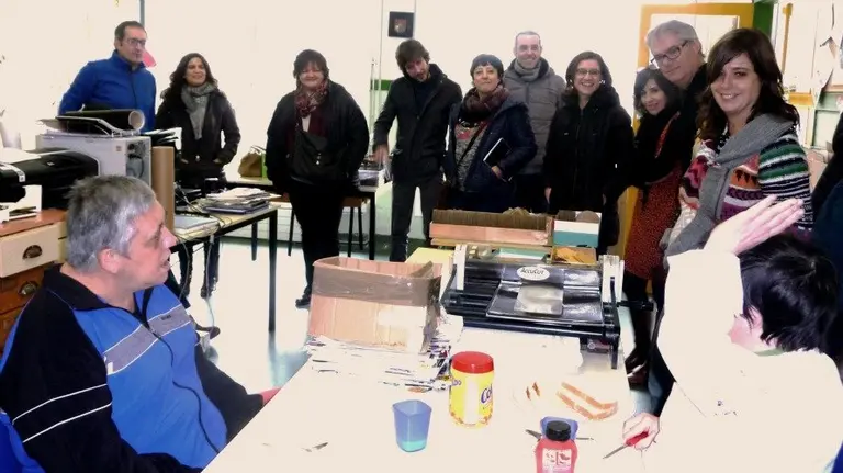 Parlamentarios, responsables del centro y concejales en el Taller Okile.