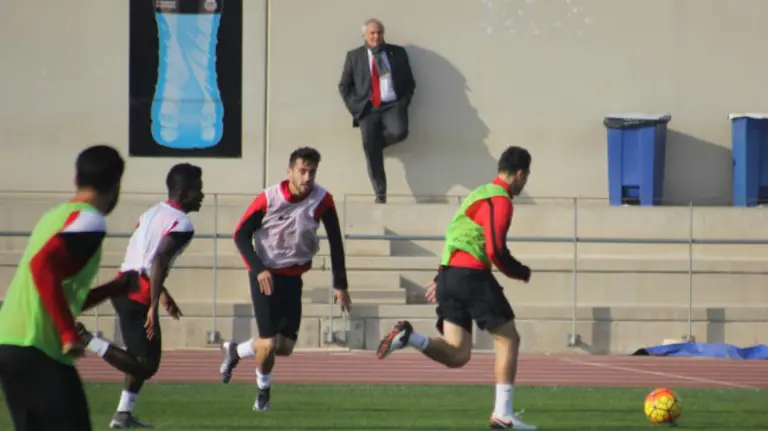 El presidente de la UD Almería de pie en la grada. Foto web udalmeriasad.