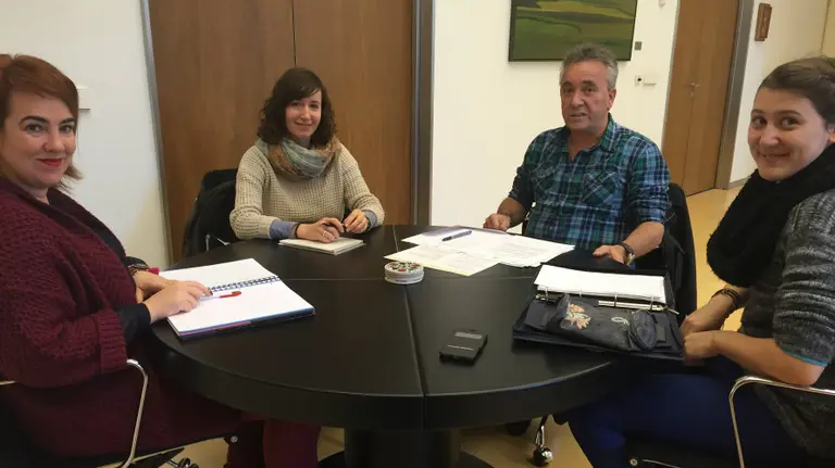 Representantes de Afina con Ainhoa Aznárez Igarza.