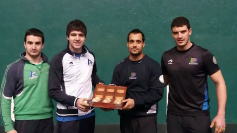 Víctor, Irribarria, Bengoetxea y Untoria con el cestaño. Foto web Asegarce.