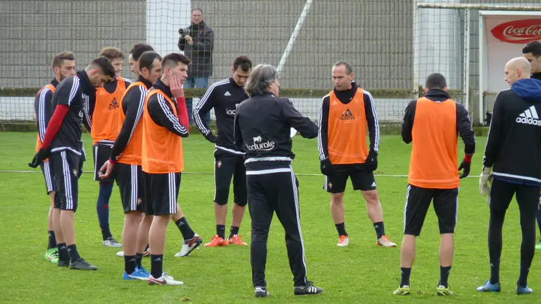Martín habla con sus jugadores en Tajonar.