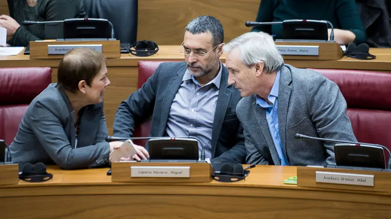 Uxue Barkos, Miguel Laparra y Mikel Aramburu, durante una sesión de control. PABLO LASAOSA
