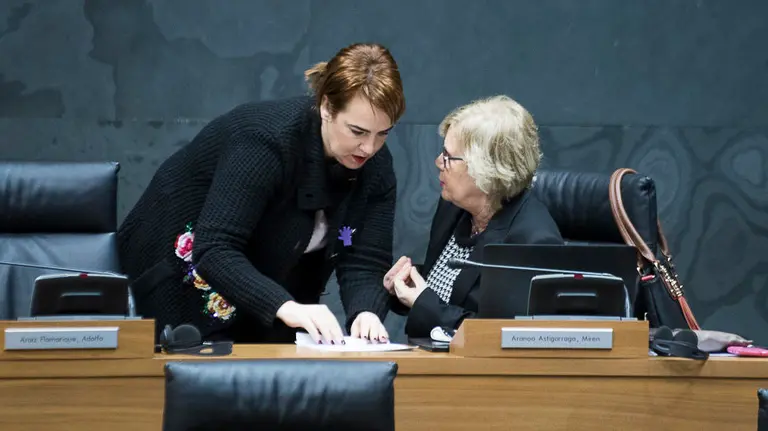 Ainhoa Aznárez y Miren Aranoa hablan durante una sesión de control. PABLO LASAOSA