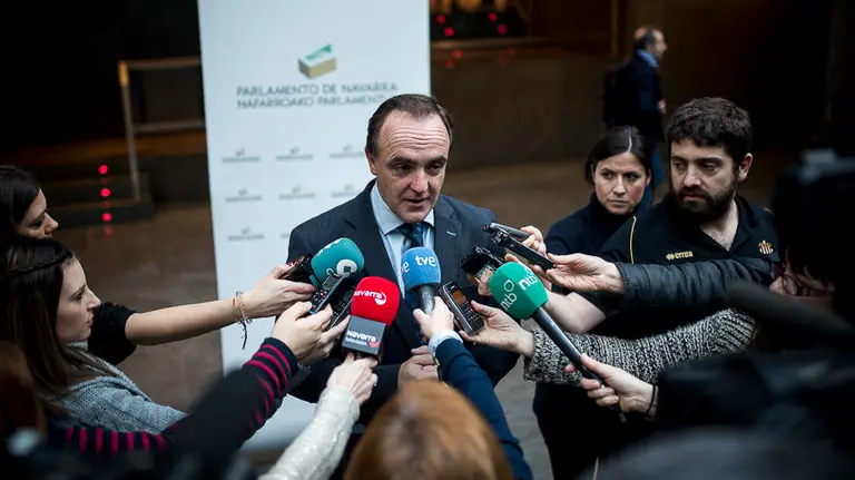 Javier Esparza comparecante los medios de comunicación en el Parlamento de Navarra. PABLO LASAOSA