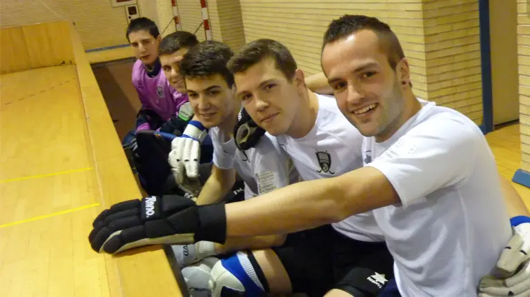 Banquillo del Iruña hockey patines en la Rochapea.