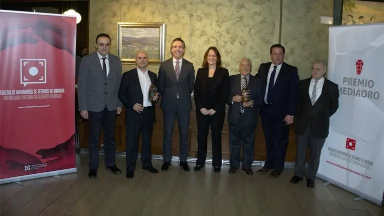Miembros de la Junta Directiva del Colegio de Mediadores de Seguros de Navarra posan junto con los premiados, Pello Echarri y Carmelo Eraso.  Foto, Edu Sanz.