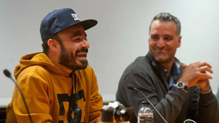 El deportista corredor de ultradistancias Valentí Sanjuan, junto a Pruden Induráin en la presentación del equipo navarro impulsado por ACUNSA y la Clínica.