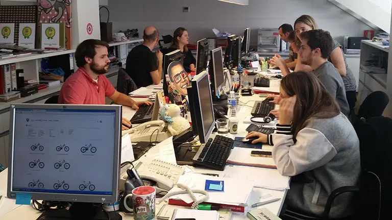 Trabajadores de Kukuxumusu en las oficinas de la marca