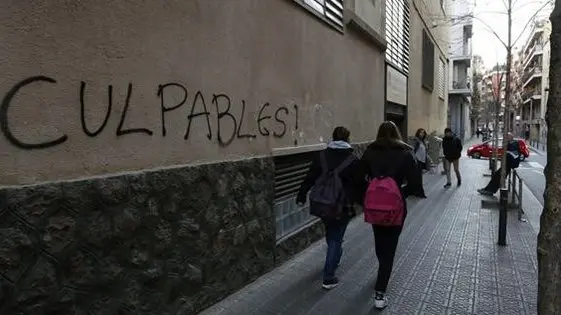 BARCELONA 5-2-2016      BARCELONA 05 02 2016  PINTADA EN LA ENTRADA Sociedad   Seguimiento abusos sexuales en el colegio de los Maristas de Les Corts sants         FOTO de JULIO CARBO FOTO DE JULIO CARBO