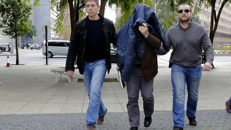 GRA109. BARCELONA, 06/02/2016.- Joaquín B. (c), el exprofesor de gimnasia del colegio barcelonés de los Maristas de Les Corts acusado de abusos sexuales, a su llegada hoy a declarar al juzgado de instrucción número 6 de Barcelona tras las denuncias interpuestas por al menos cuatro exalumnos del centro. EFE/Quique García