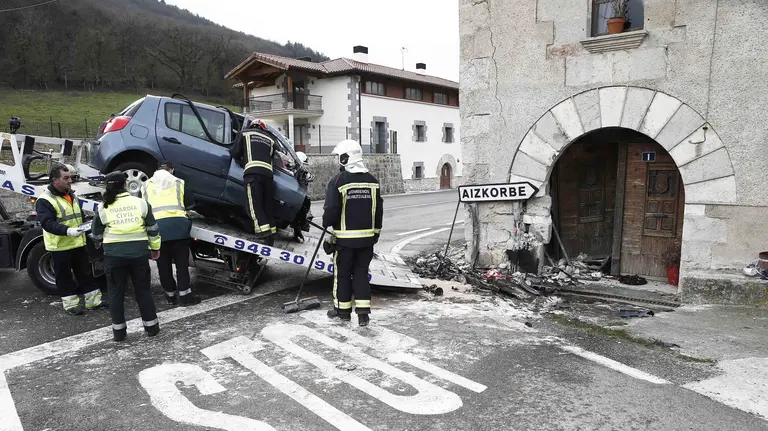 GRA290. AIZCORBE (NAVARRA), 06/02/2016.- Efectivos de la Guardia Civil realizan el atestado del accidente ocurrido hoy en el término municipal de Aizcorbe, en el que un vehículo ha chocado contra una vivienda tras salirse de la vía en el kilómetro 18,900 de la N-240-A. El conductor y único ocupante del vehículo ha muerto en el lugar. EFE/Jesús Diges