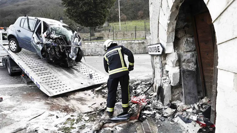 GRA291. AIZCORBE (NAVARRA), 06/02/2016.- Un bombero retira los restos del vehículo que ha chocado a esta tarde contra una vivienda en el término municipal de Aizcorbe, tras salirse de la vía en el kilómetro 18,900 de la N-240-A. El conductor y único ocupante del vehículo ha muerto en el lugar. EFE/Jesús Diges
