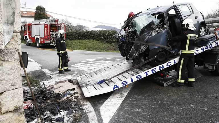 GRA296. AIZCORBE (NAVARRA), 06/02/2016.- Un bombero retira los restos del vehículo que ha chocado a esta tarde contra una vivienda en el término municipal de Aizcorbe, tras salirse de la vía en el kilómetro 18,900 de la N-240-A. El conductor y único ocupante del vehículo ha muerto en el lugar. EFE/Jesús Diges