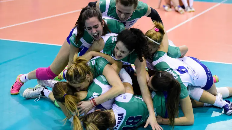 Las jugadoras del GH Leadernet celebran la victoria. Foto web Superliga femenina.