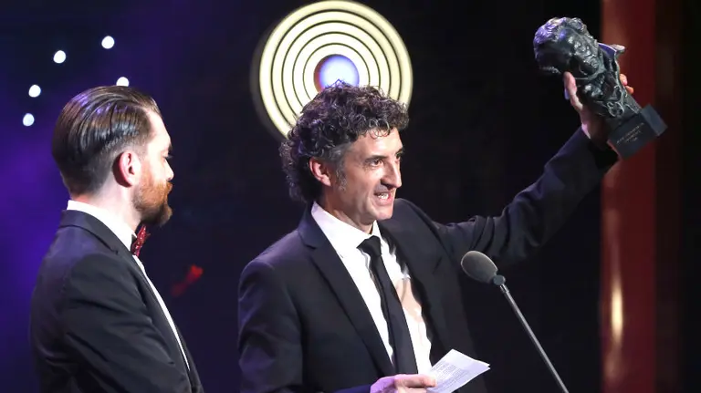 Axel O&#39;Mill Tubau (i) y Patxi Uriz reciben el Goya al mejor cortometraje documental por &#34;Hijos de la Tierra&#34;, durante la ceremonia de la 30 edición de los Premios Goya, que entrega la Academia de Cine, celebrada esta noche en el Hotel Auditorium de Madrid. EFE/Ballesteros