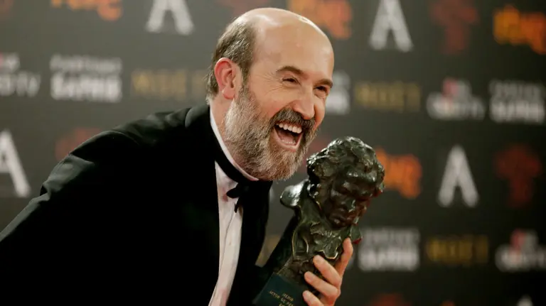 El actor Javier Cámara tras recibir el Goya al mejor actor de reparto por su papel en &#34;Truman&#34;, durante la ceremonia de la 30 edición de los Premios Goya, que entrega la Academia de Cine, celebrada esta noche en el Hotel Auditorium de Madrid. EFE/JuanJo Martín