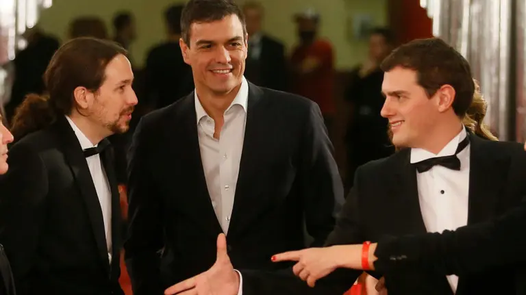 El líder de Podemos, Pablo Iglesias (i), el secretario general del PSOE, Pedro Sánchez (c), y el líder de Ciudadanos, Albert Rivera, a su llegada a la ceremonia de la 30 edición de los Premios Goya, que entrega la Academia de Cine, celebrada esta noche en el Hotel Auditorium de Madrid. EFE/Juanjo Martín
Crédito: EFE