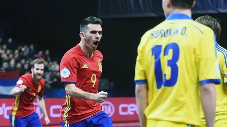 Álex celebra uno de sus dos goles ante Ucrania.