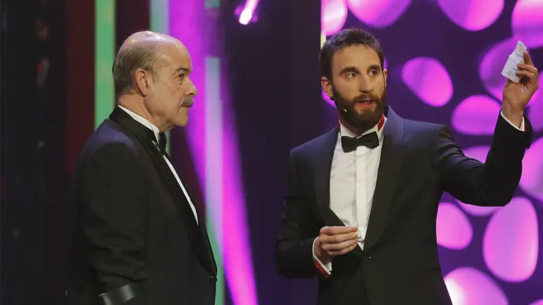 El presidente de la Academia de Cine, Antonio Resines (i), y el presentador Dani Rovira durante la ceremonia de la 30 edición de los Premios Goya. EFE